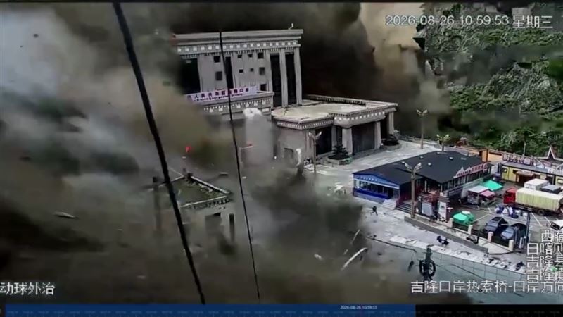 位於中國和尼泊爾邊境的西藏吉隆口岸26日遭遇大規模暴洪及土石流。（圖／翻攝畫面）