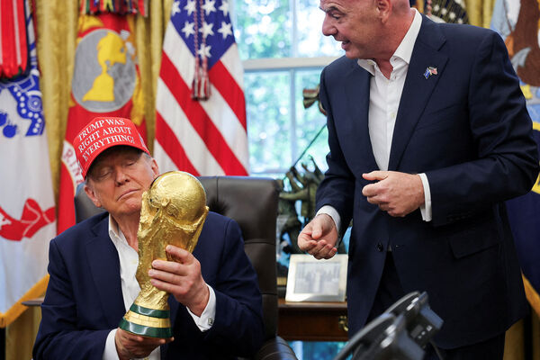 ▲▼美国总统川普（Donald Trump）2025年在白宫宣布2026年世界杯相关事宜，国际足总（FIFA）主席因凡蒂诺（Gianni Infantino）也一同出席。 （图/路透）
