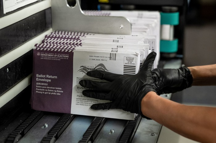 6月，旧金山的一个投票站，一名选举工作人员正在分拣邮寄选票。