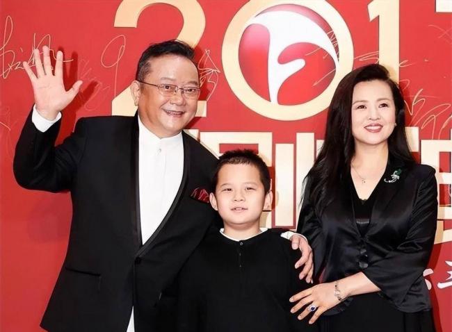 和王刚离婚24年，成方圆已成他高攀不起的样子