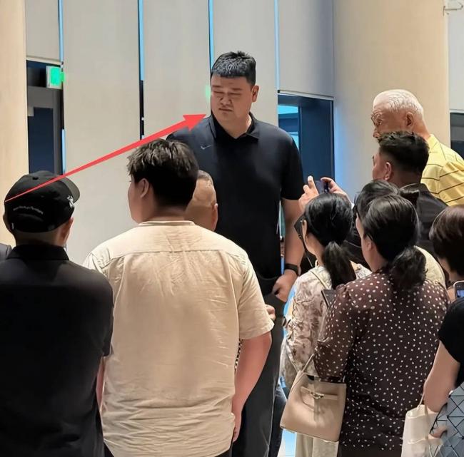 姚明回老家吃席，穿黑衣高又壮有400斤