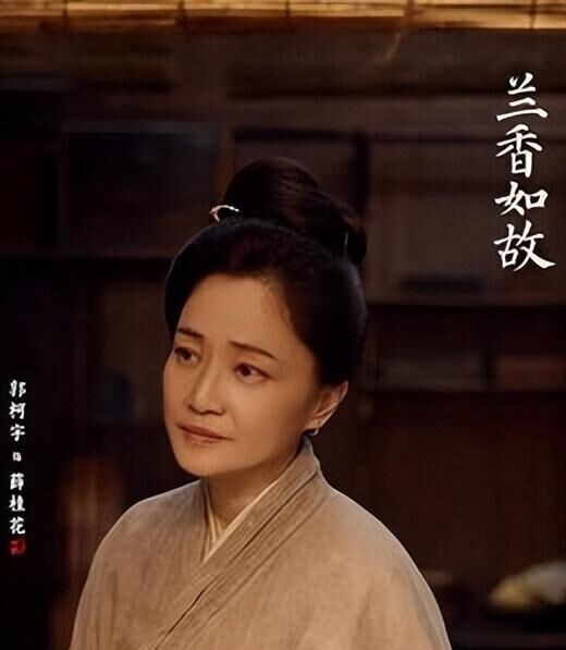 离婚后带着儿子租房子住 如今48岁再次走红（配图2）