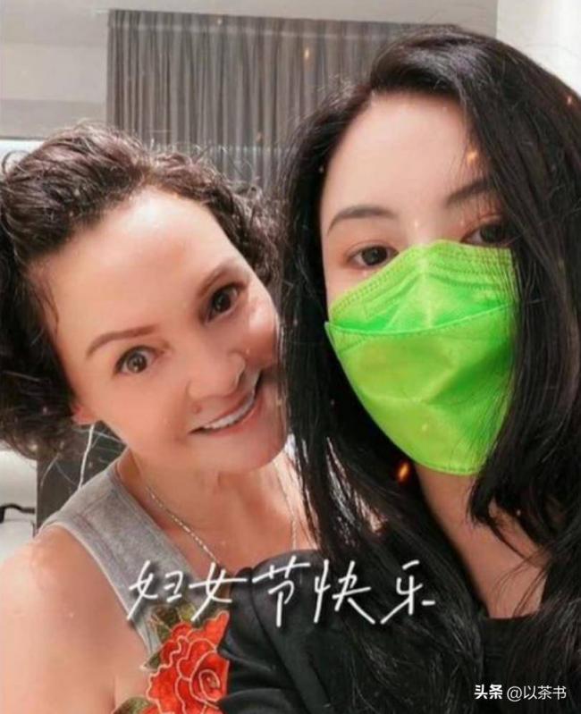 原来她是张柏芝妈妈 今68岁打扮时尚似少女