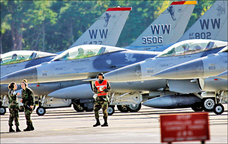 日本青森縣三澤市的駐日美軍三澤基地的F-16戰機。（美聯社檔案照）
