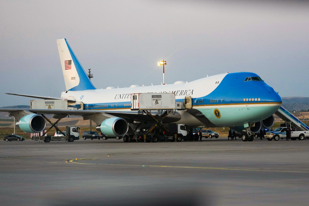 在土耳其的停机坪上，两辆航空配餐车与“空军一号”并排停放。