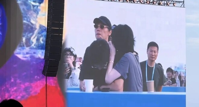 57岁王菲现身女儿演唱会 短裤雨靴秀美腿白又薄（配图11）