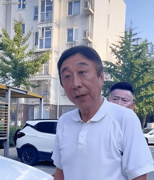 冯巩近况：娶中学同学43年 儿子成为他的骄傲