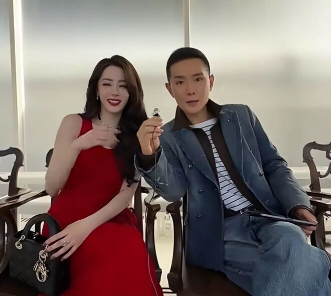 杨紫穿恨天高身材五五分 头大肩小好辣眼（配图4）