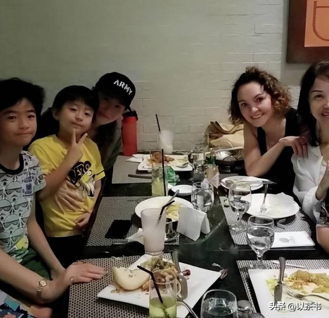 原来她是张柏芝妈妈 今68岁打扮时尚似少女