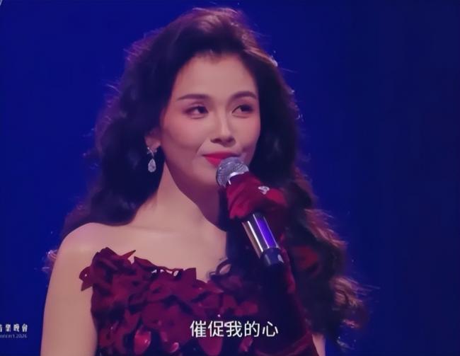 大湾区晚会：李宇春身材真好，刘涛好惊艳