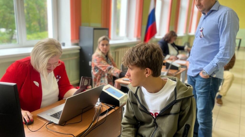 Un jeune électeur de 18 ans vote pour la première fois dans un bureau de vote à Moscou