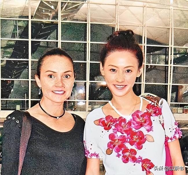 原来她是张柏芝妈妈 今68岁打扮时尚似少女