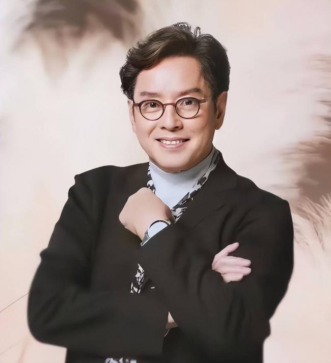 苦了原配：港圈三大佬喊丁克，晚年全都偷当爹