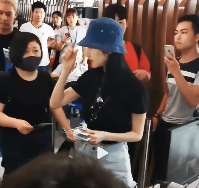 景甜现身机场：打扮十分精致 神态略显拘谨（配图19）