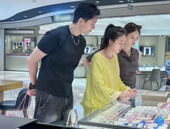 小李琳素颜眼肿体肥 经超胸肌健硕被嘲像母子（配图9）
