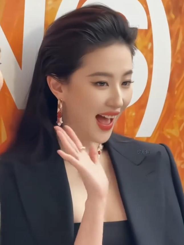 刘亦菲现身机场 紧身裤暴露身材短板