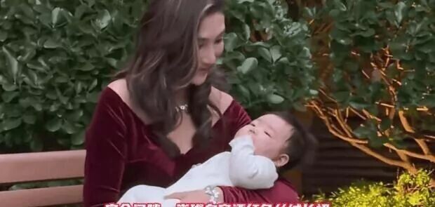 49岁汪雨为小女儿办百日宴 一家人其乐融融（配图5）