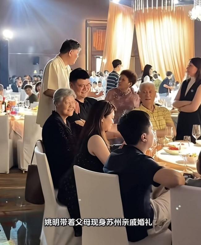 姚明回老家吃席，穿黑衣高又壮有400斤