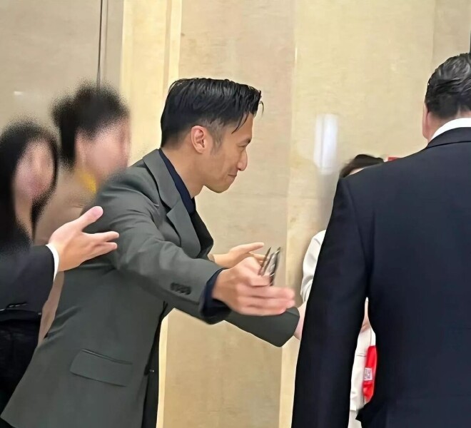 谢霆锋陪母亲香港聚餐 眼窝深陷抬头纹明显（配图5）