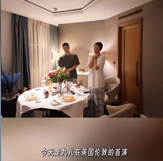 胡军一家四口现身英国 女儿长得像妈妈（配图15）