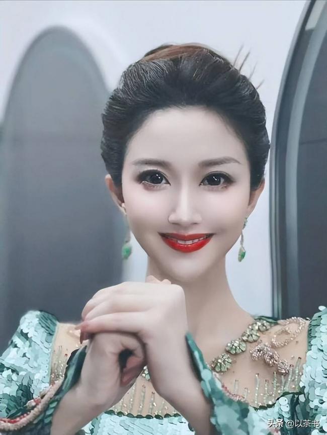 她比董卿知性、比周涛漂亮、39岁未婚育