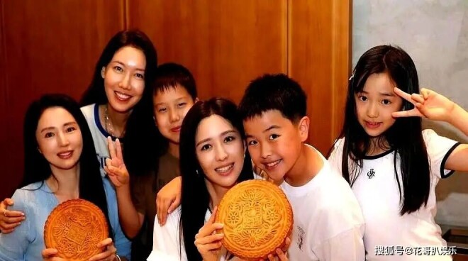 佟丽娅董璇路人拍的生图曝光 网友：像两老巫婆（配图13）