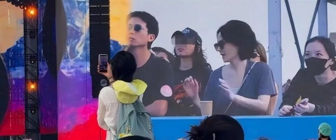 王菲躲镜头扑进黑衣男怀里 是陪了她16年的男人（配图4）
