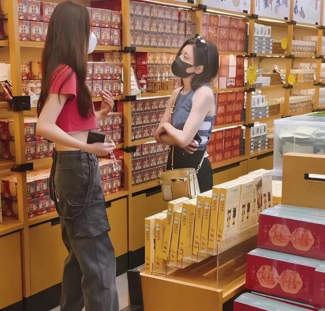 贾静雯逛超市被偶遇 穿露腰背心时髦似少女（配图2）