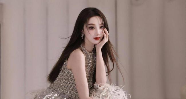 穿了就跟没穿一样，中国女星直播险走光