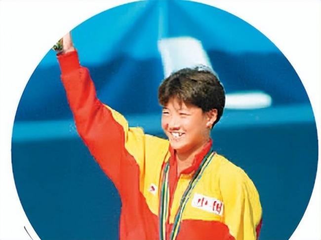 伏明霞全家罕见同框 完全富婆样 女儿似明星