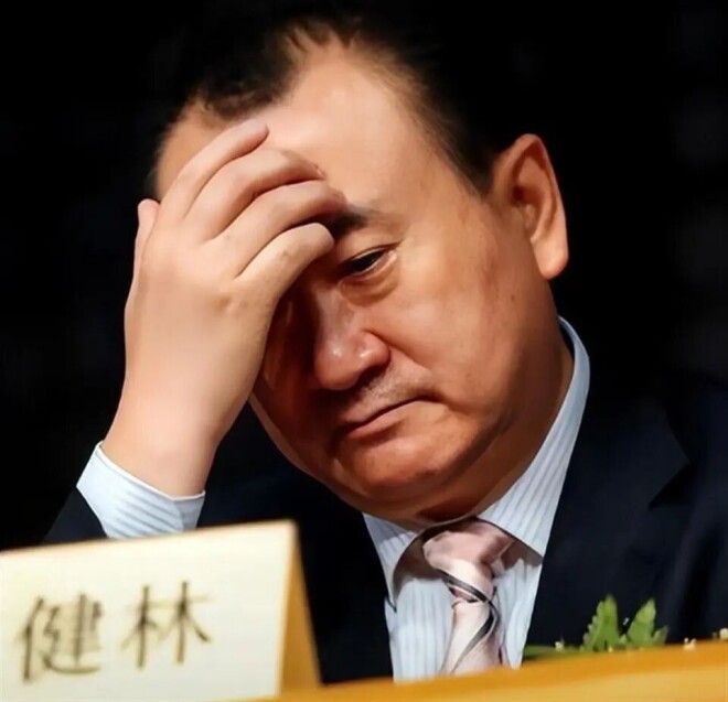 王思聪法国带妹K歌 被4个美女环绕累到靠墙（配图9）
