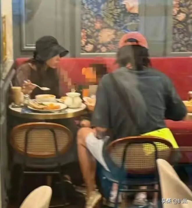 张婉婷一家新加坡度假 宋宁峰面色惨白断崖衰老（配图5）