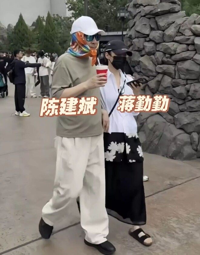 陈建斌夫妇逛环球 蒋勤勤走路姿态像怀孕（配图1）