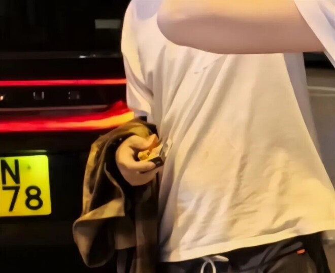 王思聪带女友香港偶遇 头秃脸蜡黄大劳抢镜（配图5）