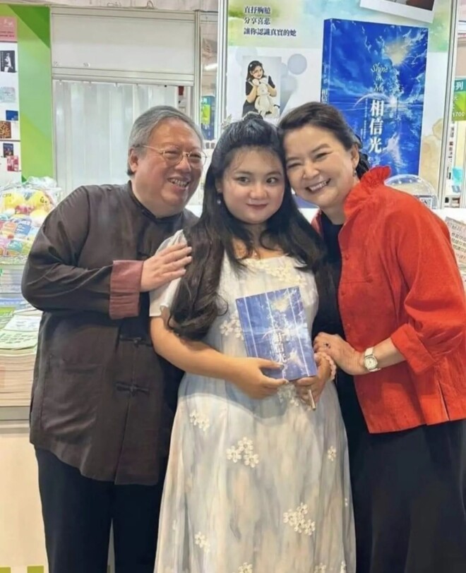 68岁胡慧中亮相百花奖 又胖了一圈气质仍出众（配图4）