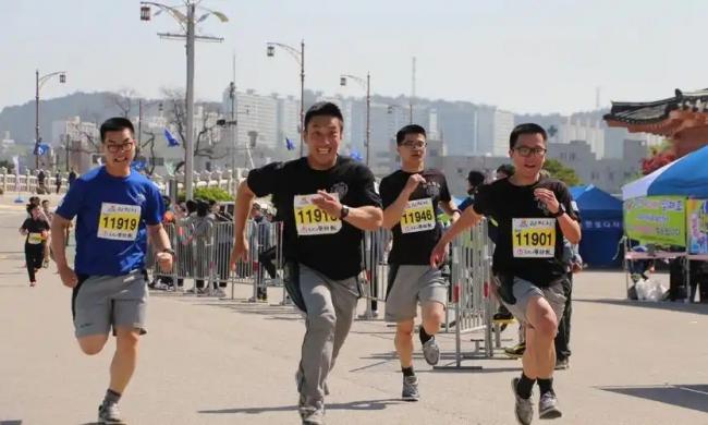 可惜了，25岁高颜值学霸倒在全马赛道上