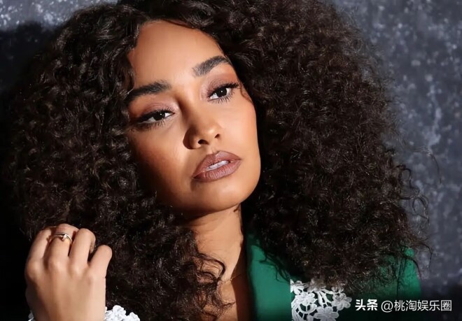 34岁英国女歌手挺孕肚走秀 特制服装突然喷水（配图9）