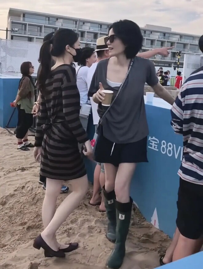 57岁王菲现身女儿演唱会 短裤雨靴秀美腿白又薄（配图2）