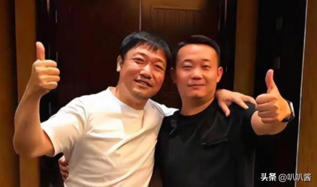 手机在桌缝里录了40分钟 他一顿饭就被卖了
