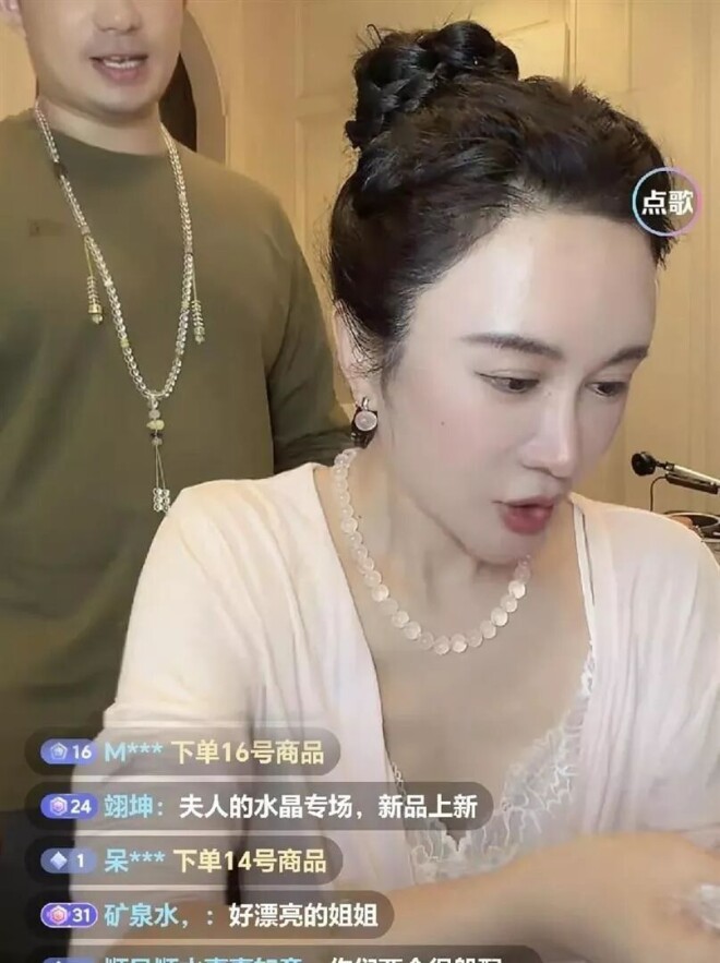 74岁张纪中深夜急疯 老婆招年轻男司机当秘书（配图4）