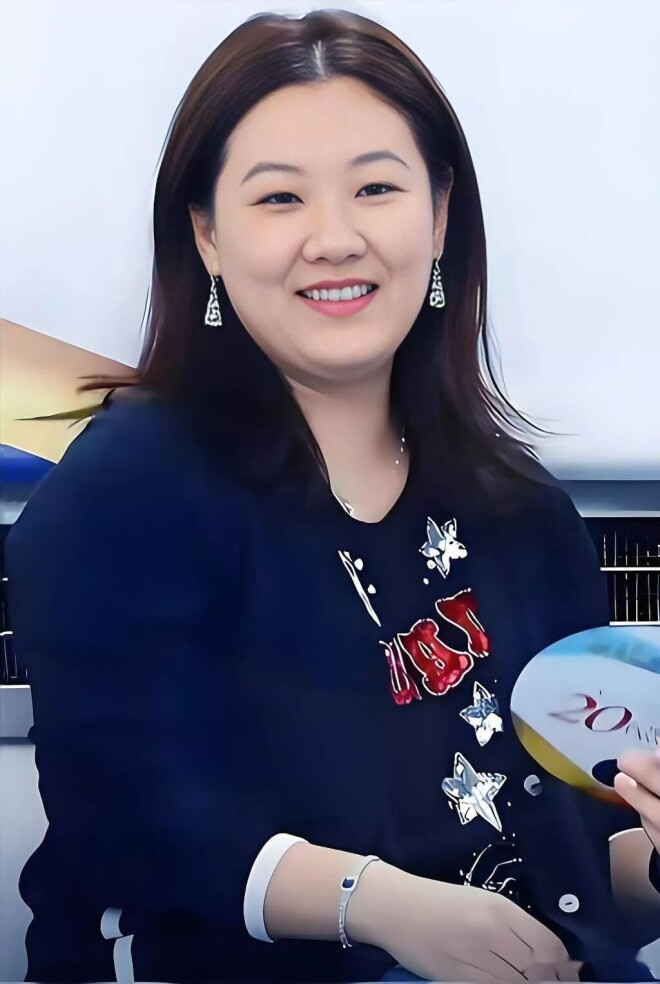 伏明霞一家五口参加晚宴 23岁大女儿颜值惊艳（配图4）