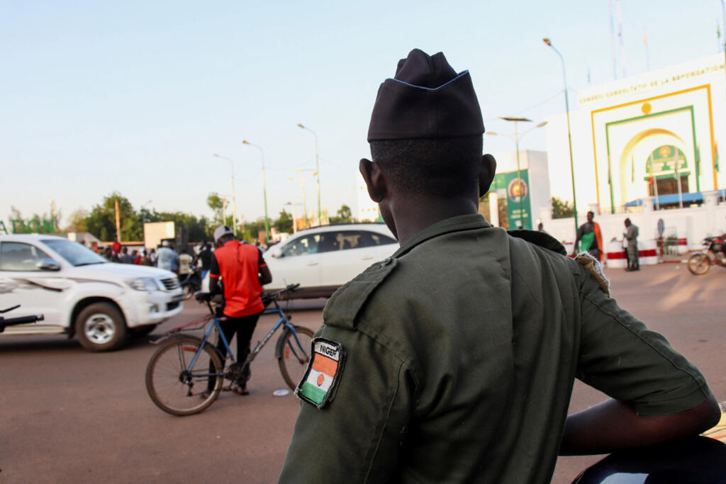 存档图片 / 非洲 - 尼日尔：守卫首都尼亚美的一名安全人员。
Image d'archive / Afrique - le Niger :un agent de sécurité montant la garde dans la rue après l'attaque menée par des mutins contre l'aéroport et la présidence à Niamey, le 29 août 2026. ([illustration])