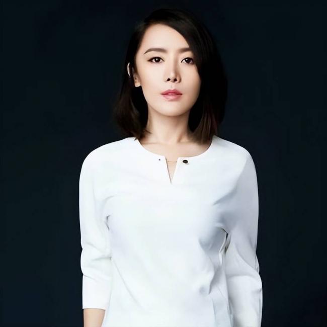 她是军人出身，被坑演了三级片，险赔2亿
