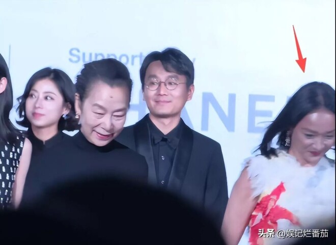 近距离看周迅：脸肿的认不出 头发黑却稀疏（配图27）