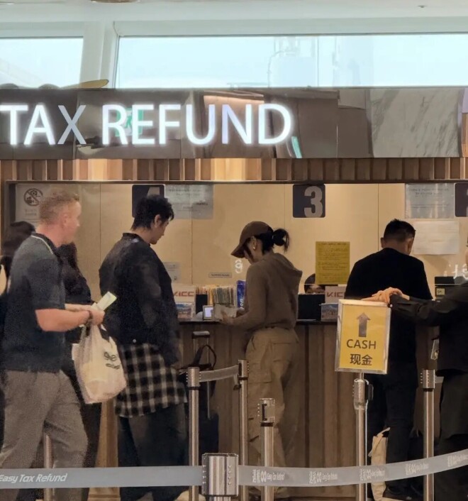 钟丽缇夫妇走机场：她腰粗胯宽 张伦硕打扮潮酷（配图8）