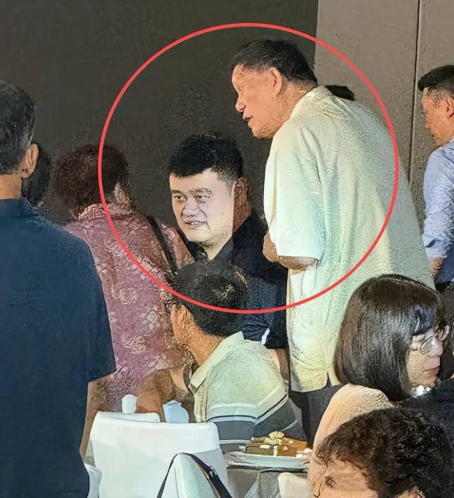 姚明回老家吃席，穿黑衣高又壮有400斤