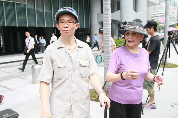 梅艳芳102岁母火化   梅启明怒控侄子谋杀