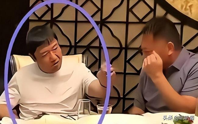 手机在桌缝里录了40分钟 他一顿饭就被卖了