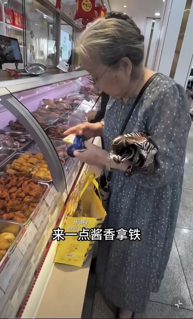 90岁“容嬷嬷”现身菜市场 穿波点长裙素雅大方（配图1）