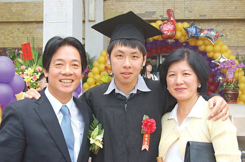 FBI在洛杉磯機場逮捕加州房地產經紀人張婉瑩，指其替中國監視賴清德長子賴廷與（中）。圖為2014年賴清德夫婦出席賴廷與成大畢業典禮。聯合報系資料照